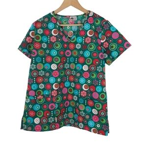 Banyan Tree Designs Green Christmas Snowflake Designs Scrub Top Pockets Size SM.